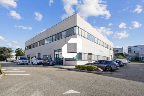 Id&eacute;alement plac&eacute; et proche transports en commun - 800 m&sup2; divisibles &agrave; partir de 200 m&sup2; 7333 69410 Champagne au mont d'or