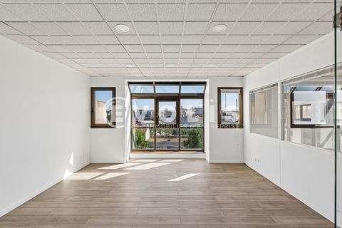 Bureaux - A LOUER - 473 m&sup2; non divisibles 5518 94200 Ivry sur seine