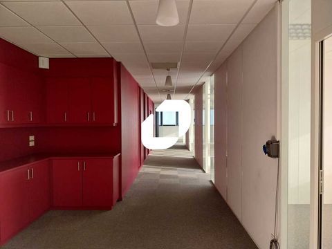 BUREAUX PROCHE PERIPHERIQUE OUEST - 708 m&sup2; divisibles &agrave; partir de 120 m&sup2; 1896 44800 Saint herblain