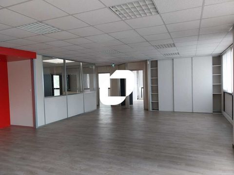 LOCAUX EN ZONE COMMERCIALE - 494 m&sup2; non divisibles 3332 44800 Saint herblain