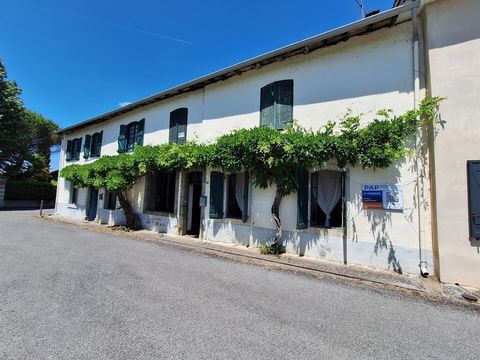   A vendre, proche de Galan, Hautes-Pyr�n�es: deux maisons de village tr�s spacieuses avec un grand garage et terrain, au c�ur d'u Maison - 12 pi�ce(s) - 310 m�