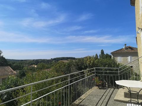   A vendre, Gers - une occasion rare ! Charmante maison avec jardin et terrasse dans un beau village m�di�val avec vue sur les Pyr Maison - 4 pi�ce(s) - 18 m�