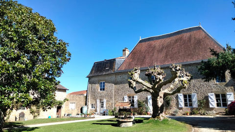   Beau Manoir Historique du 17�me Si�cle, 5 Chambres, Environnement Rural et Priv�, Piscine Chauff�e et Grange Ind�pendante - Vien Maison - 8 pi�ce(s) - 299 m�