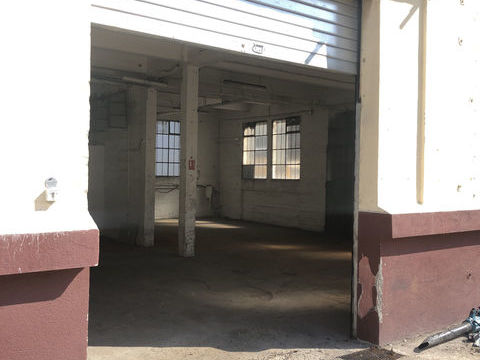 LOUE ENTREPOT 125 M2 A MIMET 2000 13105 Mimet