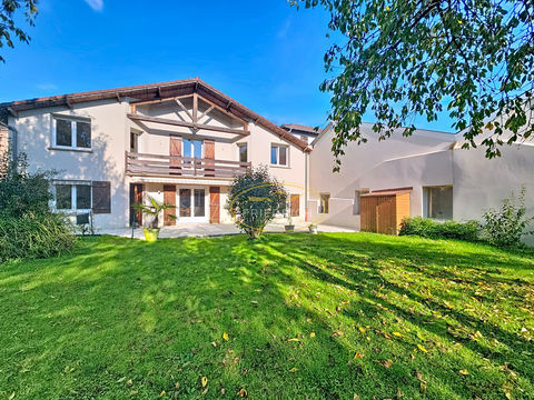   AGR�ABLE MAISON R�NOV�E - ID�AL HABITATION ET PROJET D'ACTIVIT� PROFESSIONNELLE Maison - 8 pi�ce(s) - 283 m�