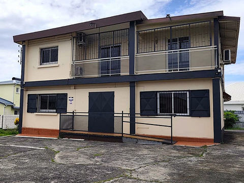 A LOUER - BUREAUX - COMMERCE - LOCAUX PRO de 240m2 avec 1150m2 de terrain avec parking - ST Andr&eacute; Ville 2100 97440 St andre