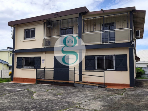 A LOUER - BUREAUX - COMMERCE - LOCAUX PRO de 240m2 avec 1150m2 de terrain avec parking - ST Andr&eacute; Ville 2150 97440 St andre