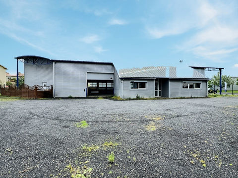 LOCATION LOCAL D'ACTIVIT&Eacute; DE 375M2 &Agrave; ISSOIRE 3530 63500 Issoire