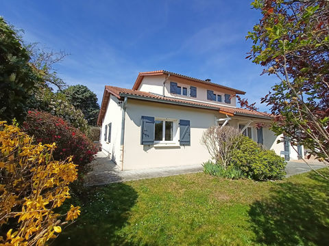   VENTE MAISON 148 m2 - 6 pi�ces - terrain clos et arbor� 570 m2 - centre village - SAINTE CONSORCE Maison - 6 pi�ce(s) - 149 m�