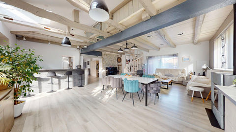   Maison de Charme de 180 m2 au C�ur d'un Village Paisible Maison - 6 pi�ce(s) - 180 m�