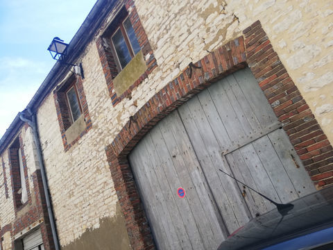   Grange garage de 106 m2 au sol, au coeur d'Aillant. Maison - 1 pi�ce(s) - 106 m�