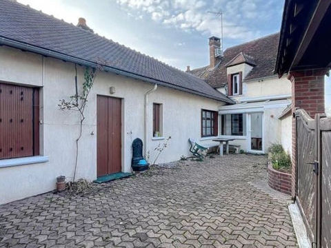   Charmante maison avec cour   Chemilly-sur-Yonne Maison - 3 pi�ce(s) - 100 m�