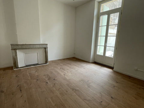 Local professionnel 50 m2 - centre-ville Hy&egrave;res 670 83400 Hyeres