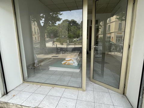 Local professionnel 50 m2 - centre-ville Hy&egrave;res 670 83400 Hyeres