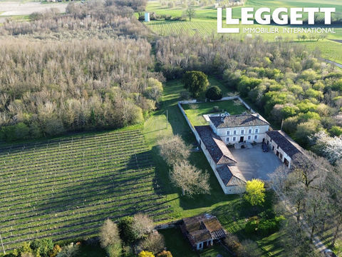   Superbe manoir en situation de village, comprenant 6 chambres, 2 logements et une piscine  et 8 hectares Maison - 12 pi�ce(s) - 355 m�