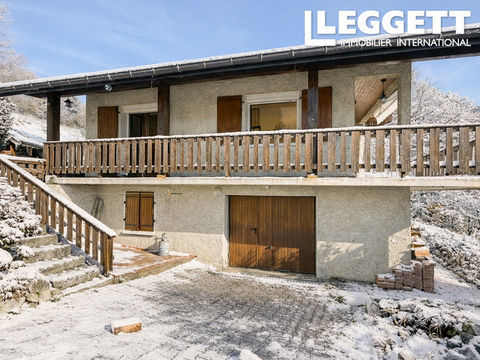   Grande maison ind�pendante sur vaste terrain, offrant des vues imprenable, avec piscine et garage, a voir! Maison - 7 pi�ce(s) - 306 m�