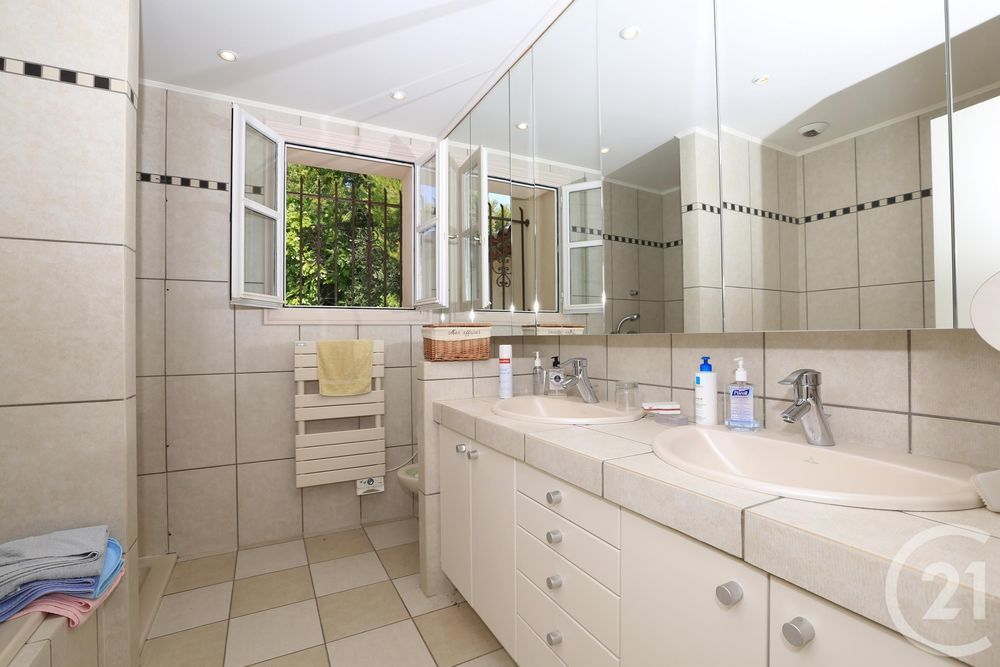 � vendre  Maison �ze (06360)