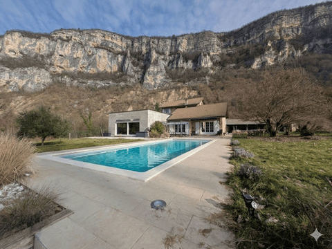   MAISON AVEC PISCINE ET DEPENDANCES Maison - 6 pi�ce(s) - 200 m�