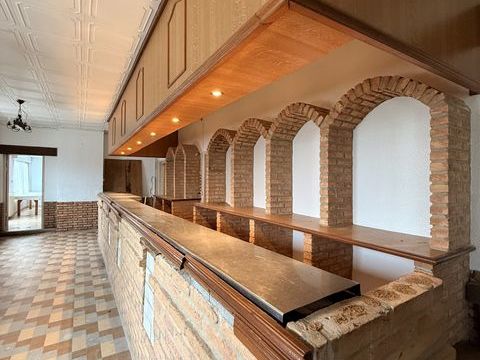   Vente Surface diverse 10 pi�ces Maison - 10 pi�ce(s) - 200 m�