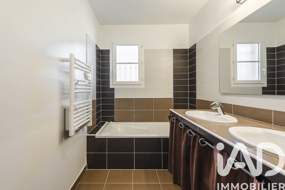 � vendre  Maison �guilles (13510)