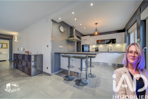   Vente Maison de village 8 pi�ces Maison - 8 pi�ce(s) - 230 m�