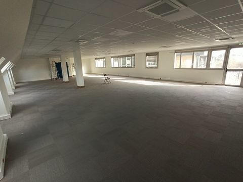 LOCATION 2 PLATEAUX BUREAUX R 3 PMR 435m&sup2; DIVISIBLES - LIMOGES 3988 87000 Limoges