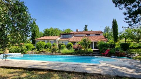   Maison T5 d'environ 182 m� sur une parcelle de 3237 m� Maison - 5 pi�ce(s) - 182 m�