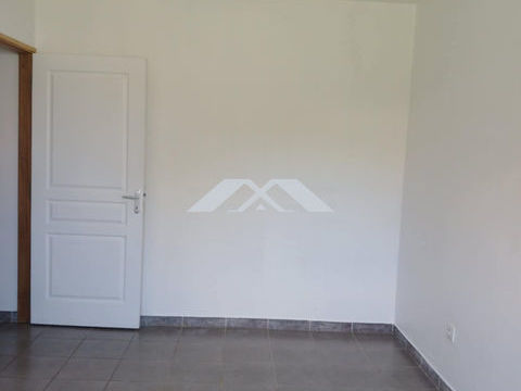 SAINT-ANDR&Eacute; � local professionnel � 3 pi&egrave;ces � 59 m&sup2; 1200 97440 Saint-andr�