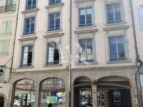 Place de la mairie : bureaux de standing refaits &agrave; neuf 980 43000 Le puy-en-velay