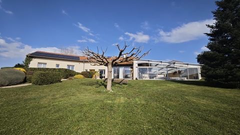   Villa 5 chambres - 2567m� de terrain + Piscine Maison - 6 pi�ce(s) - 166 m�