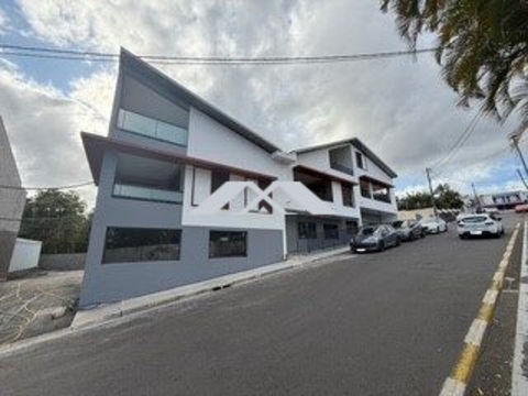 local 89 m&sup2; saint joseph 2700 97480 Saint-joseph