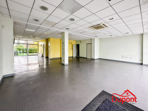 Local commercial &agrave; vendre avec de beaux volumes et un petit ext 162500 59400 Cambrai