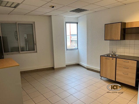 Bureau de 19m&sup2; en ZI 530 74380 Cranves-sales