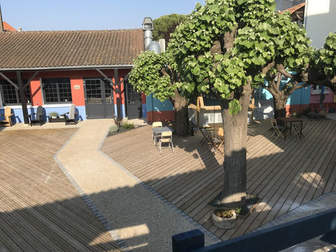 Actif immobilier polyvalent 437000 17100 Saintes