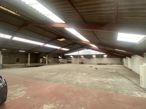 Vaste surface de d&eacute;p&ocirc;t avec parking privatif sur Saint Junien 219200 87200 Saint-junien