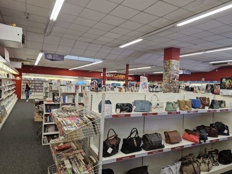 Tr&egrave;s belle surface commerciale sur un bon axe d'ANGOUL&Ecirc;ME 6000 16000 Angoul�me