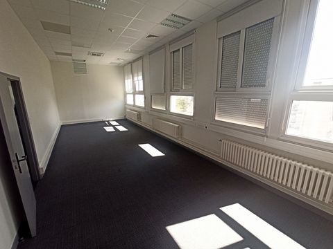 LIMOGES Location Plateau Bureaux 102m&sup2; + 4 P 120560 87000 Limoges