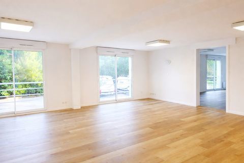 &Agrave; LOUER � BUREAUX 185 m&sup2; � VANNES / ARRADON 1974 56000 Vannes