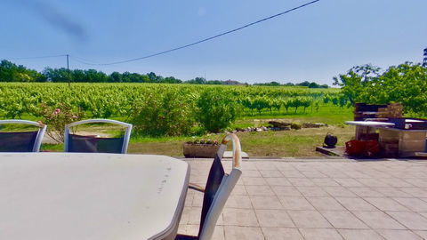   domaine viticole confidentiel au c�ur de l'AOP Cahors, avec une surface totale de 18 hectares Maison - 15 + pi�ce(s) - 250 m�