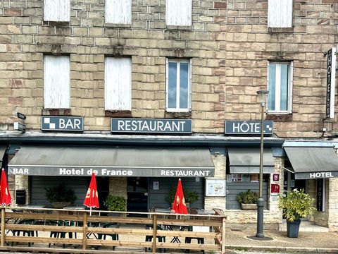 Ensemble immobilier de 799 m2 : H&ocirc;tel 2 &eacute;toiles, bar et restaurant 374000 19130 Objat