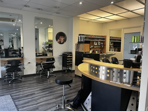 &Agrave; vendre, salon de coiffure cl&eacute; en main d'environ 70 m2 &agrave; Reims 93000 51100 Reims