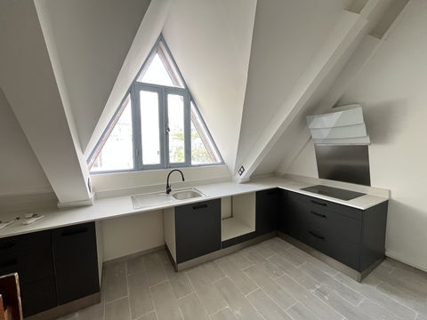 Local professionnel 77 m2 3&egrave; &eacute;tage hyper centre Saint Denis 1750 97400 St denis