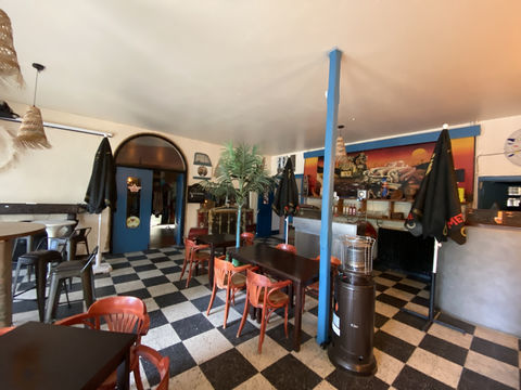 LOURES BAROUSSE - BELLE BATISSE AVEC APPARTEMENT ET BAR / RESTAURANT 312000 65370 Loures barousse