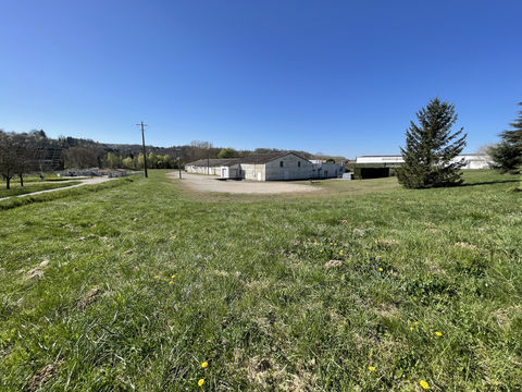 B&acirc;timent industriel 890000 26390 Hauterives