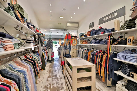 Magasin Pr&ecirc;t &agrave; porter - Equipement &agrave; la personne - sur le Port 69000 83150 Bandol