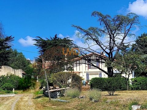   proche Beaumont de Lomagne. Maison aux grands espaces et annexes Maison - 8 pi�ce(s) - 275 m�