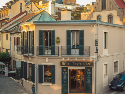 Etablissement H&ocirc;tel Bar Restaurant &sect; FDJ entre Sens et Auxerre (89) 247000 450 m�$$247 000 &euro;