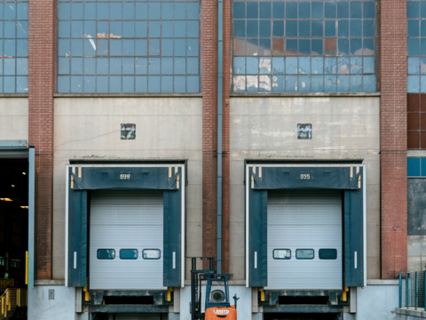 Ancienne Usine Multi-Locataires � 8 000 m&sup2; � Id&eacute;al Investisseur 1590000 8168 m�$$1 590 000 &euro; 