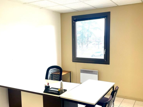 Bureaux de 116 m&sup2; id&eacute;alement situ&eacute;s sur axe passant &agrave; DAVEZIEUX. 1250 117 m�$$1 250 &euro;