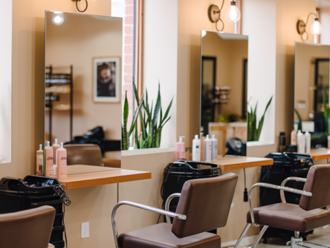 Salon de coiffure avec &eacute;quipe en place - Sa&ocirc;ne-et-Loire 60000 53 m�$$60 000 &euro;